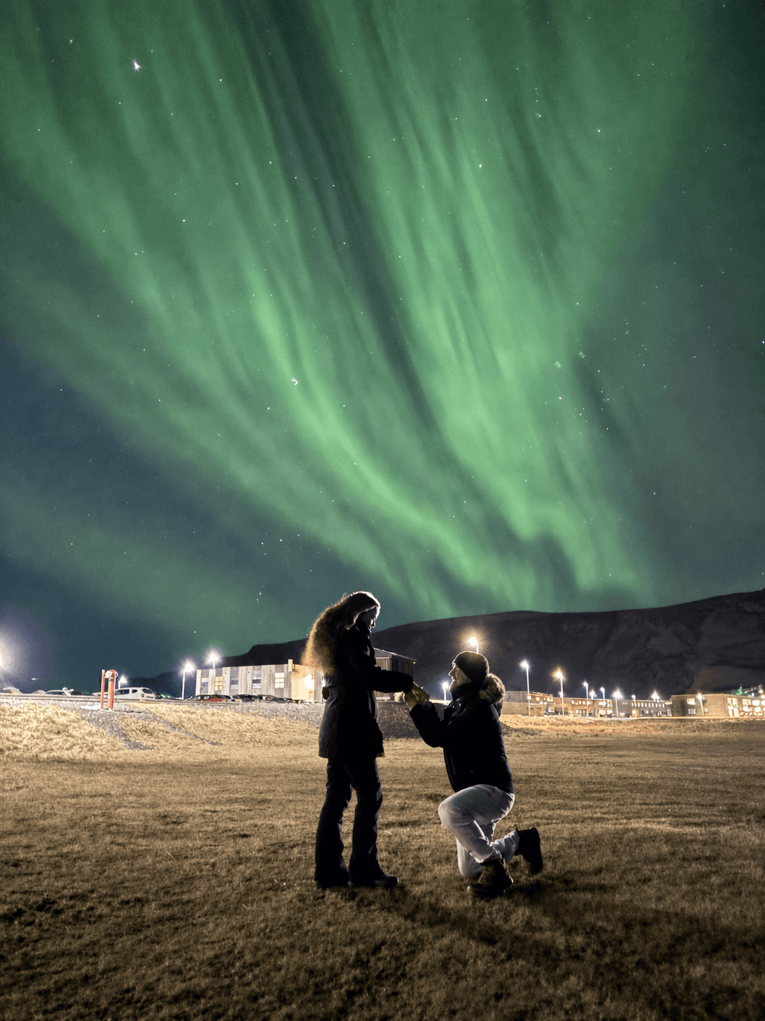 Cristina y Eugenio juntos bajo las auroras boreales, el lugar donde comenzó su compromiso