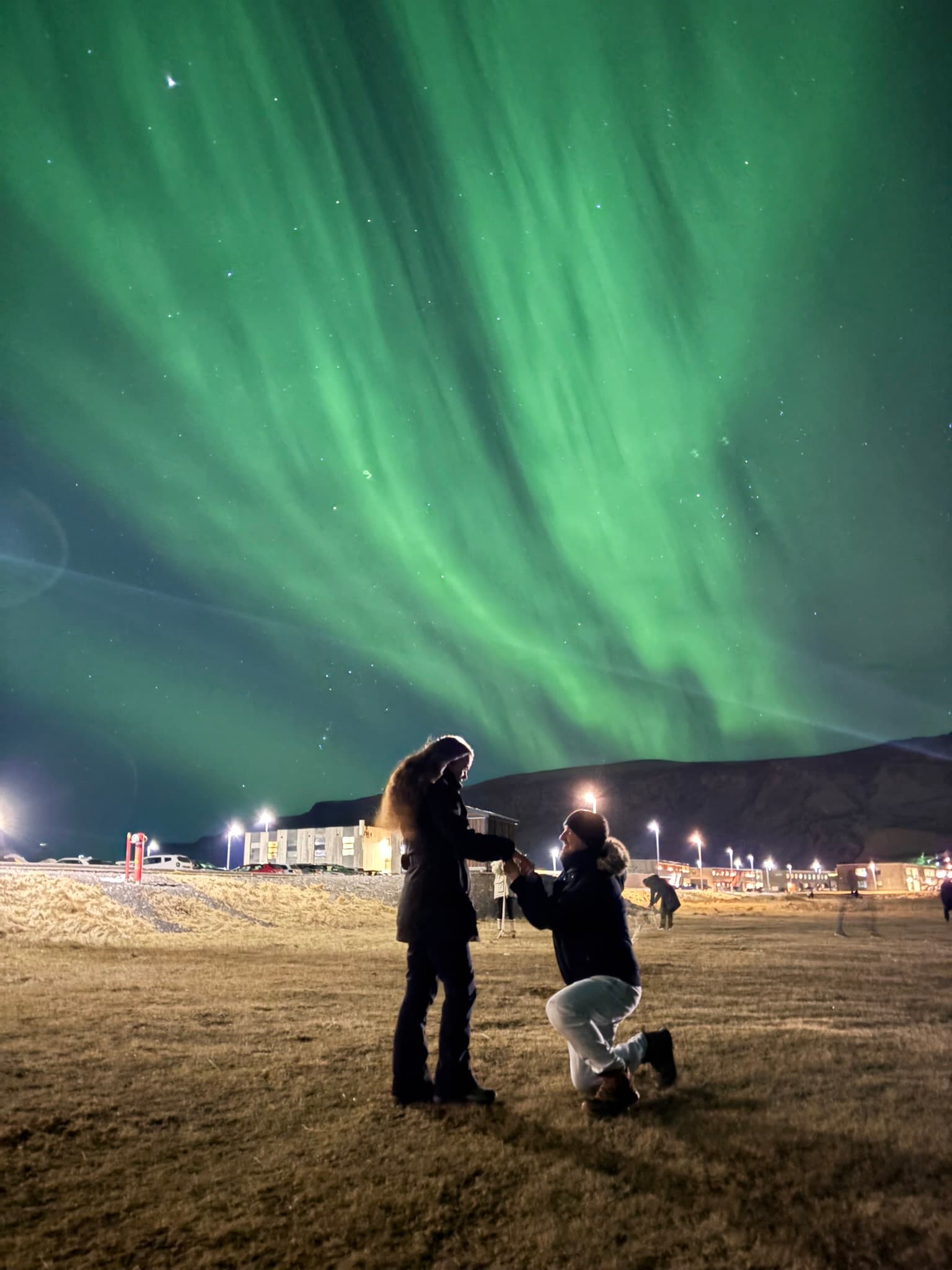 Cristina y Eugenio juntos bajo las auroras boreales, el lugar donde comenzó su compromiso